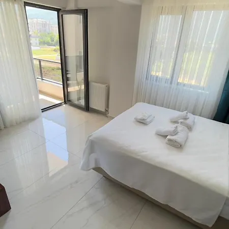 The Lavington Beach فندق