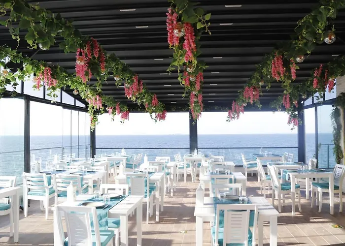 Hotel The Lavington Beach *